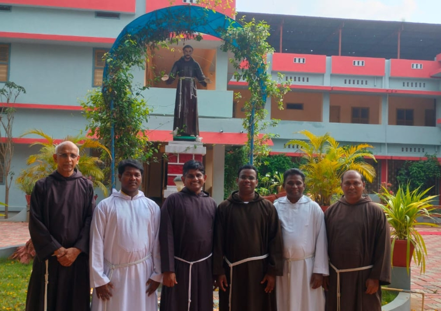 Nella foto, dalla sinistra a destra: John Baptist (Cons.Gen.,), Amar, Praveen, Mariadas (MP), Samuel, Namdev